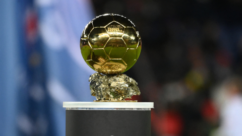 El trofeo del Balón de Oro de Lionel Messi antes del partido de la Liga entre el Paris-Saint Germain (PSG) y OGC Nice en el Estadio Parc des Princes, el 1 de diciembre de 2021.