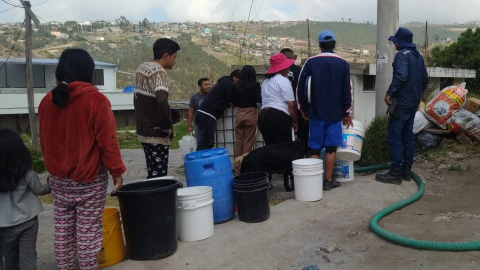 Habitantes de Atucucho, en el norte de Quito, se abastecen de agua el 20 de octubre de 2024.