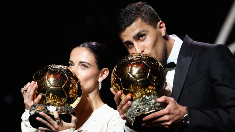 La centrocampista española del FC Barcelona, ​​Aitana Bonmati y el jugador español del Manchester City, Rodri, posan con su premio Balón de Oro, el 28 de octubre de 2024.