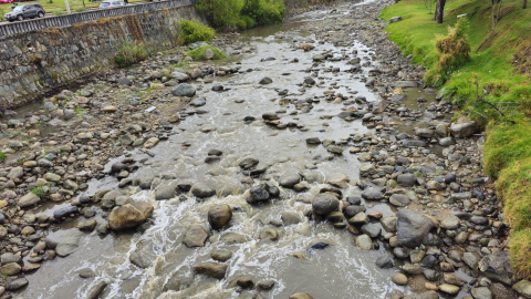 Debido a la leve lluvia lluvia de este 28 de octubre, el río Tomebamba registró un pequeño incremento en su caudal, aunque se mantiene en estiaje.