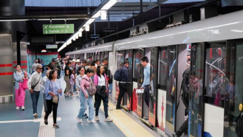 Usuarios en uno de los trenes del Metro de Quito, en octubre de 2024.