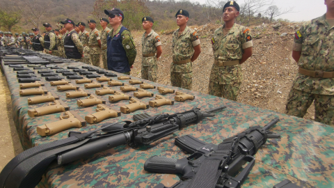 Fuerzas Armadas recibieron en un acto simbólico 122 fusiles y 48 pistolas incautadas a traficantes de armadas que la movilizaban en lacha de Centroamérica a Ecuador a través de las islas Galápagos. El armamento se traspasó este lunes 28 de octubre 2024 en un polígono de tiro de la Infantería de Marina, al oeste de Guayaquil.