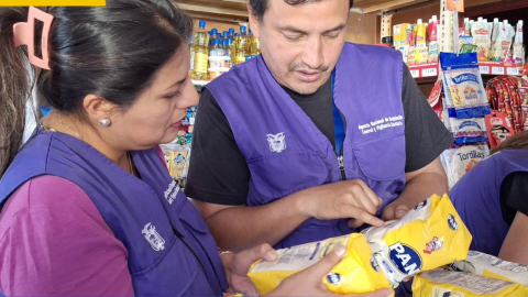 Técnicos de la Arcsa revisan productos en una tienda de Nayón, este lunes 28 de octubre de 2024.