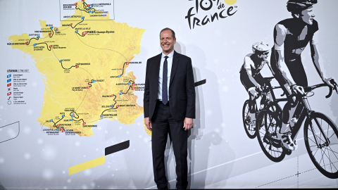 Christian Prudhomme, director del Tour de Francia, posa con el recorrido oficial de 2025.