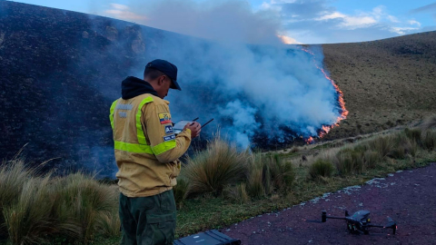 24 bomberos combaten incendio forestal en el sector del volcán Antisana