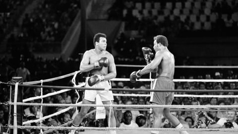 Muhamad Ali y George Foreman en la pelea conocida como el 'combate del siglo', hace 50 años.