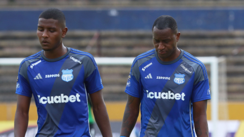 Diogo Bagüí y Jaime Ayoví, jugadores de Emelec, dejan la cancha del Olímpico Atahualpa, el 27 de octubre de 2024 tras perder ante la Católica.