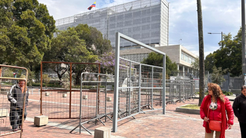 Las vallas rodean todos los puntos de acceso a la Asamblea Nacional.