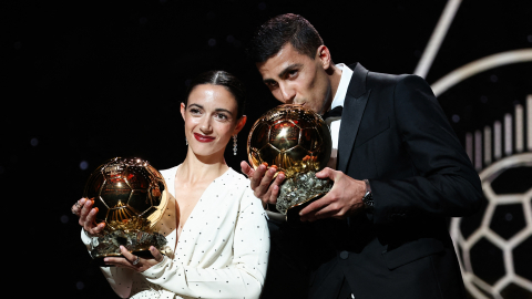 Los españoles Aitana Bonmati y Rodri posan con el trofeo del Balón de Oro, en París, el 28 de octubre de 2024.