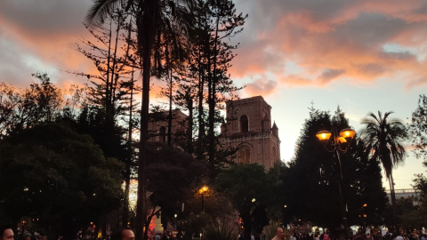 El Parque Calderón de Cuenca, principal sitio turístico de Cuenca.