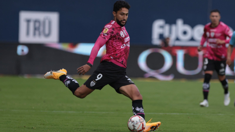 El colombiano Jeison Medina, de IDV, durante el partido ante Universidad Católica por Copa Ecuador, el 29 de octubre de 2024.