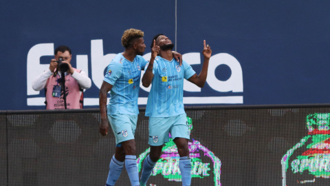 Gustavo Vallecilla y José Fajardo, de Universidad Católica, festejan un gol ante Independiente del Valle en la Copa Ecuador, el 29 de octubre de 2024.