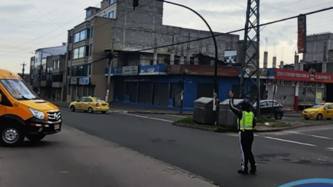 Una agente metropolitana de tránsito en una de las calles de Quito.