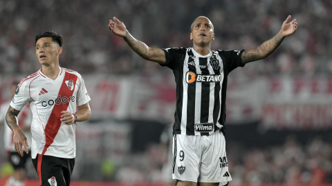 El brasileño Deyverson hace un gesto durante el partido ante River Plate en Buenos Aires, el martes 29 de octubre de 2024.