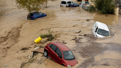 Estado en el que quedaron los carros en la localidad malagueña de Álora, tras el desborde del río Guadalhorce debido a las lluvias torrenciales este 29 de octubre de 2024.