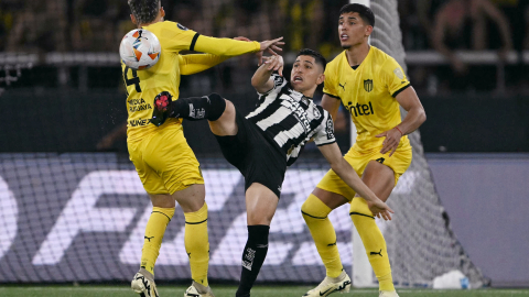 Jugadores de Peñarol y Botafogo, durante la semifinal de la Copa Libertadores, el 23 de octubre de 2024.