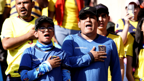 Hinchas de Ecuador cantando el himno nacional en el estadio Rodrigo Paz Delgado antes del partido con Perú por la Fecha 8 de Eliminatorias, el 10 de septiembre de 2024.