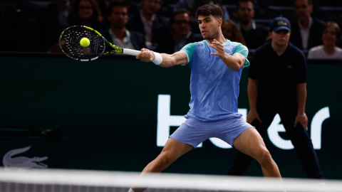 Carlos Alcaraz de España en acción durante su partido contra Nicolás Jarry de Chile en el torneo de tenis Rolex Paris Masters en París, Francia, el 29 de octubre de 2024.