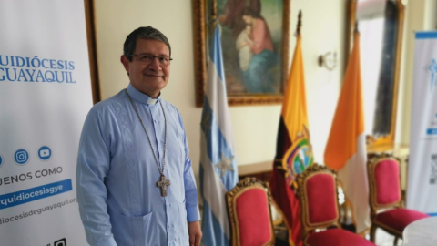 Monseñor Luis Cabrera posa en le Palacio Arzobispal de Guayaquil tras una rueda de prensa en la que pronunció sobre su designación como nuevo cardenal de la Iglesia Católica, el miércoles 30 de octubre de 2024.