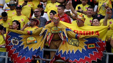 Hinchas de Colombia apoyan a su selección durante un partido de Eliminatorias sudamericanas, en Barranquilla, el 15 de octubre de 2024.