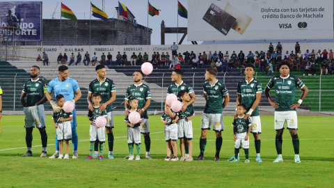 Jugadores de Orense, durante un partido de LigaPro, el 18 de octubre de 2024.