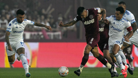 Walter Bou, de Lanús, disputa el balón con Matheus Henrique y Lucas Romero de Cruzeiro durante la semifinal de vuelta de la Copa Sudamericana, el 30 octubre de 2024.