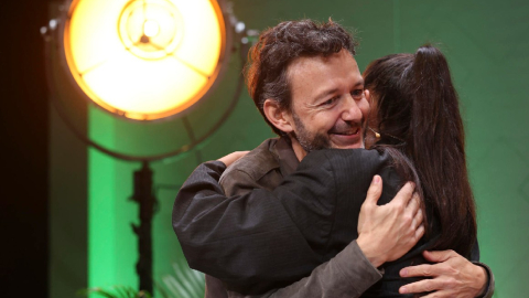 Pablo Benegas, de La Oreja de Van Gogh, se abraza con la artista María José Llergo, tras finalizar su charla en el BIME,el 30 de octubre de 2024.