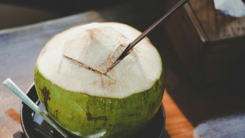 Imagen de una bebida de coco. Arcsa informó que una bebida alcohólica contiene altos niveles de etanol.