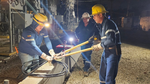 Personal de CNEL-EP realiza trabajos de mantenimiento en una de sus subestaciones.