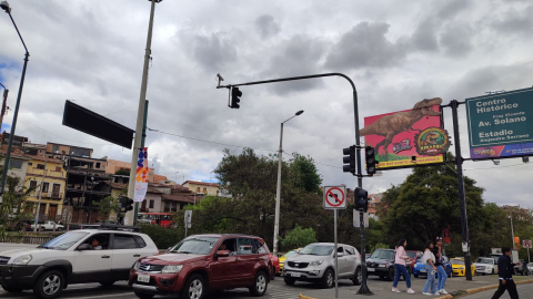 Semáforos apagados en la avenida 12 de Abril y Loja, en Cuenca, el 30 de octubre de 2024.