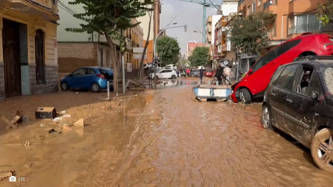 Limpieza de escombros y rescates continúan después del impacto de la DANA en Valencia, España, que deja al menos 94 personas muertas.