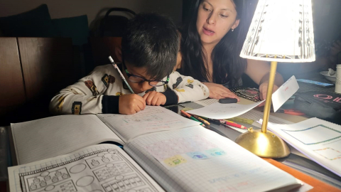 Un niño hace los deberes durante los cortes de luz en Cuenca, en octubre de 204.