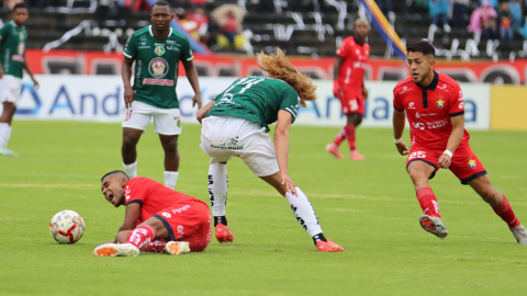 Stiven Tapiero, de Mushuc Runa, disputa una pelota en el partido ante El Nacional en Quito, el jueves 31 de octubre de 2024.