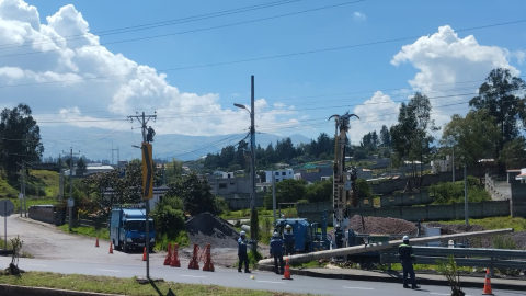 Trabajadores de la Empresa Eléctrica Quito inspeccionan el funcionamiento de postes de luz en Alangasí, el 31 de octubre de 2024.