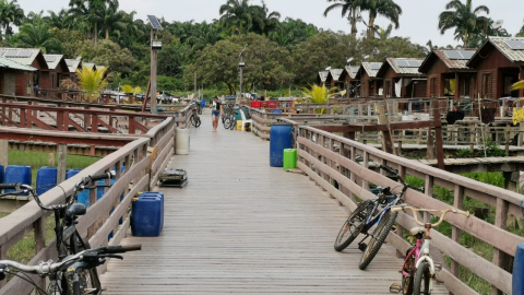 Una vista de la ecoaldea de la Isla Santay, un conjunto de 56 casas en los que viven 276 habitantes, al otro lado del río Guayas y a dos kilómetros de distancia del sur de Guayaquil.