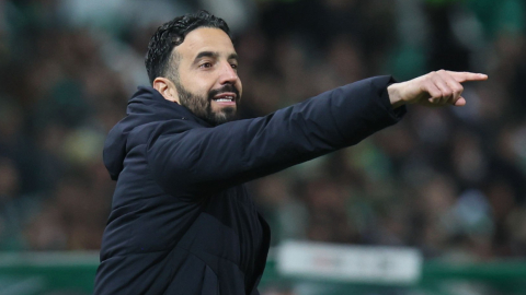 El entrenador, Ruben Amorim, hace gestos durante la semifinal de ida de la Copa Portuguesa entre Sporting CP y Benfica, en Lisboa, el 29 de febrero de 2024.