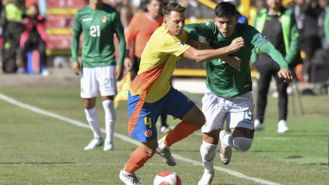 Jeyson Chura (d), de Bolivia, disputa el balón con Santiago Arias de Colombia, el 10 de octubre de 2024.