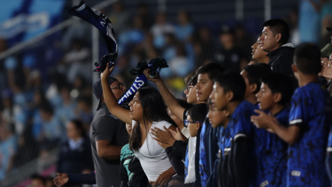 Hinchas de Independiente del Valle alentando en el partido ante Universidad Católica por la semifinal de Copa Ecuador, el 29 de octubre de 2024.