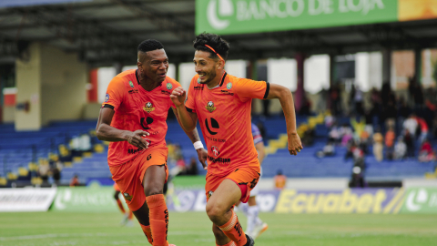 Frangoy Zambrano (d), de Libertad, celebra su gol ante Imbabura, este sábado 2 de noviembre de 2024, en Loja.