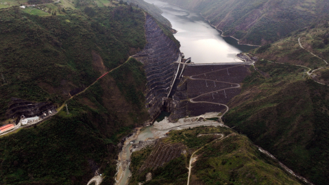 Imagen panorámica del embalse de Mazar, en el complejo hidroeléctrico Paute-Molino, 17 de agosto de 2024.