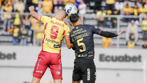 Los jugadores Jean Carlos Blanco, de Aucas, y Jesús Trindade, de Barcelona SC, disputan un balón el sábado 2 de noviembre de 2024, en la Fecha 2 de la LigaPro.