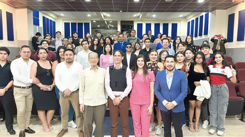 Joselito Argüello, de saco azul, fue baleado en Santa Elena. En la foto aparece junto al candidato presidencial Pedro Granja.