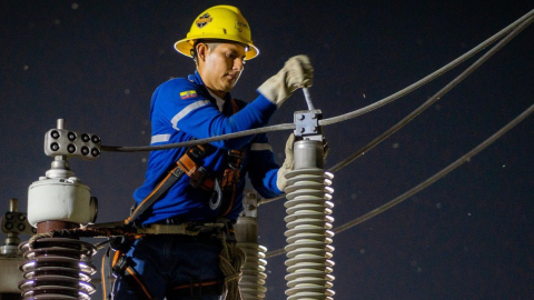 Trabajador de CNEL en una jornada de mantenimiento.