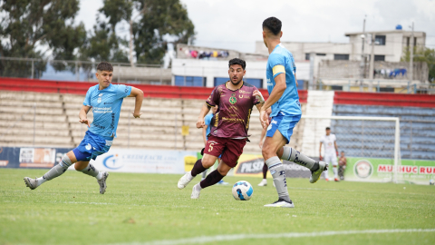 Joaquín Vergés (c), volante de Mushuc Runa, anotó el gol de la victoria sobre Macará, este domingo 3 de noviembre de 2024.