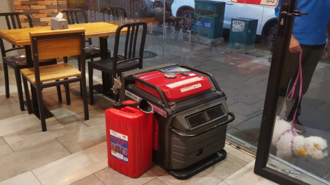 Imagen referencial de un generador eléctrico en un restaurante del norte de Quito, 3 de noviembre de 2024.