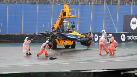 El monoplaza del piloto argentino de Williams, Franco Colapinto, es retirado de la pista tras un accidente en el Gran Premio de Sao Paulo de Fórmula 1, el 3 de noviembre de 2024.