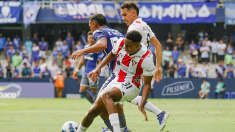 Jugadores de Emelec y Liga de Quito disputan un balón en el estadio Capwell, el domingo 3 de noviembre, por la Fecha 12 de la LigaPro.