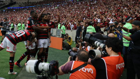 Gabriel Barbosa de Flamengo celebra con sus compañeros después de anotar el tercer gol ante Atlético Mineiro, en el Estadio Maracaná, el 3 de noviembre de 2024.