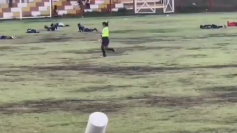 Jugadores derribados en Chicha (Perú) tras la caída de un rayo en pleno partido, el 3 de noviembre de 2024.