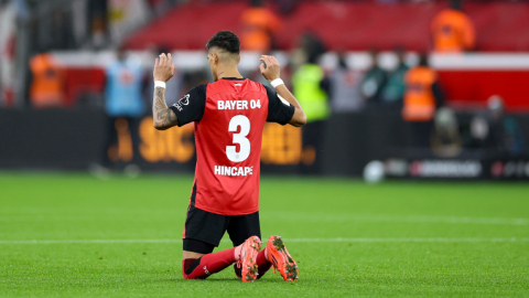 Piero Hincapie reza antes del partido de la Bundesliga entre Bayer 04 Leverkusen y VfB Stuttgart, el 1 de noviembre de 2024.